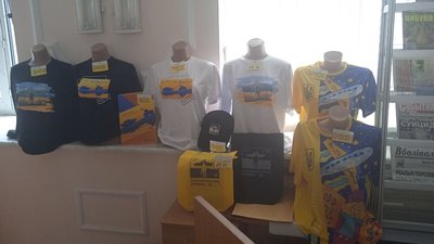 У Сумському відділенні "Укрпошти" погасили нову марку із зображенням трактора і танка У Сумському відділенні "Укрпошти" погасили нову марку із зображенням трактора і танка