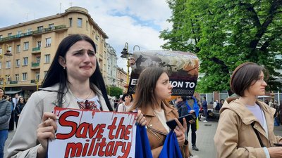 "Ми не відступимо". У Франківську відбулася акція "Врятуйте Маріуполь!"