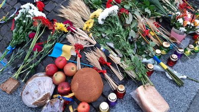 "Мотре, віддавай пшеницю": у центрі Харкова — хресна хода в пам'ять про жертв голодоморів "Мотре, віддавай пшеницю": у центрі Харкова — хресна хода в пам'ять про жертв голодоморів