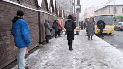 Шлях перешкод. У Чернівцях через ожеледь травмувалась жінка, вона заламала ногу та ребро Шлях перешкод. У Чернівцях через ожеледь травмувалась жінка, вона заламала ногу та ребро