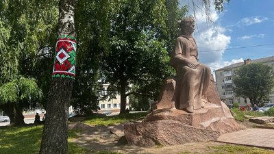 Дерева на центральній вулиці Звягеля прикрасили вишитими орнаментами Дерева на центральній вулиці Звягеля прикрасили вишитими орнаментами