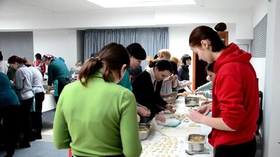 Волонтери ліплять вареники