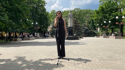 У Миколаєві у сквері читали вірші поета Дмитра Креміня У Миколаєві у сквері читали вірші поета Дмитра Креміня