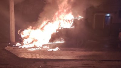 Вночі на Миколаївщині горів приватний будинок та два автомобілі