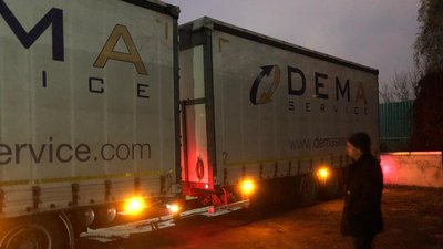 Контрабанду брендових товарів під виглядом штучних ялинок викрили на "Ягодині"