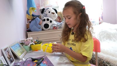 У Рівному шестирічна донька загиблого військового збирає гроші для ЗСУ