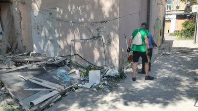 "Вибух, оглушило, туман. Бігом шукаю дитину, а знайти не можу": очевидці про обстріл середмістя Херсона "Вибух, оглушило, туман. Бігом шукаю дитину, а знайти не можу": очевидці про обстріл середмістя Херсона