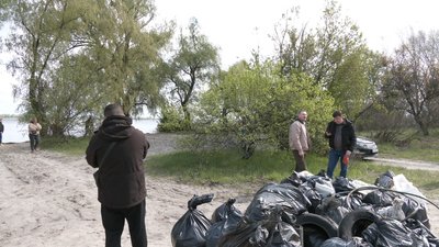 "День довкілля": у Черкасах містяни долучились до прибирання набережної "День довкілля": у Черкасах містяни долучились до прибирання набережної