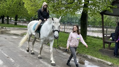 Анімалотерапія та благодійний ярмарок. У Дніпрі волонтери збирали кошти на допомогу ЗСУ Анімалотерапія та благодійний ярмарок. У Дніпрі волонтери збирали кошти на допомогу ЗСУ