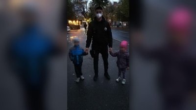У Франківську на підвіконні голодні діти просили їжу у перехожих