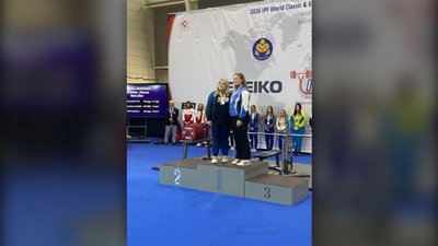 Оношко Анастасія — зліва