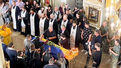 У Мукачеві попрощалися із полеглим на війні Миколою Мельничуком У Мукачеві попрощалися із полеглим на війні Миколою Мельничуком