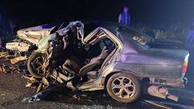 На Буковині легковик зіткнувся з вантажівкою: 39-річний водій легкового авто загинув