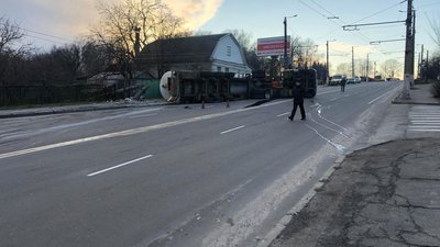 У Житомирі перекинулась автоцистерна з газом – 12 людей евакуювали, рух вулицею перекрили У Житомирі перекинулась автоцистерна з газом – 12 людей евакуювали, рух вулицею перекрили