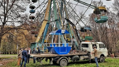 У Хмельницькому розпочали реконструкцію атракціону "Колесо огляду"