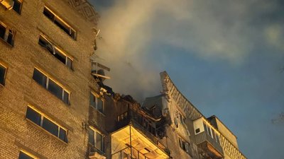 Армія РФ вдарила дронами по багатоповерхівці у Дніпрі: вісім поранених, під завалами перебувають люди
