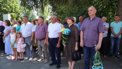 Рідні, друзі та представники місцевої влади прийшли на відкриття пам'ятної дошки на честь загиблого земляка Василя Войтюка. Рідні, друзі та представники місцевої влади прийшли на відкриття пам'ятної дошки на честь загиблого земляка Василя Войтюка.