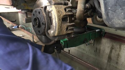 У Калуші на Франківщині працівники СТО безкоштовно ремонтують автомобілі для потреб військових У Калуші на Франківщині працівники СТО безкоштовно ремонтують автомобілі для потреб військових
