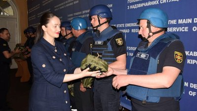 Кропивничанка передала аптечки та наколінники піротехнікам, які розміновують українські землі від російських ракет
