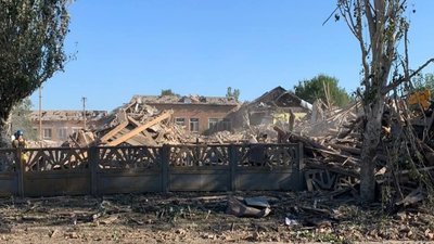 Армія РФ вщент зруйнувала гімназію в селищі Комишуваха на Запоріжжі
