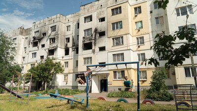 Здебільшого місцеві самі ремонтують свої будинки — вставляють нові вікна та двері, перекривають дахи Здебільшого місцеві самі ремонтують свої будинки — вставляють нові вікна та двері, перекривають дахи