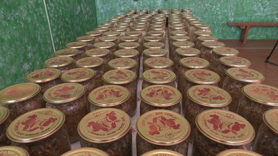 У прикарпатському селі Остриня виготовляють консервацію та пряники для військових У прикарпатському селі Остриня виготовляють консервацію та пряники для військових