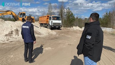СБУ викрила масштабну схему нелегального видобутку піску на Рівненщині СБУ викрила масштабну схему нелегального видобутку піску на Рівненщині