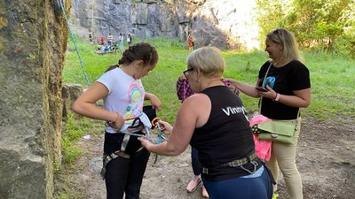 У Вінниці проводять безкоштовні заняття зі скелелазіння для дітей-переселенців У Вінниці проводять безкоштовні заняття зі скелелазіння для дітей-переселенців