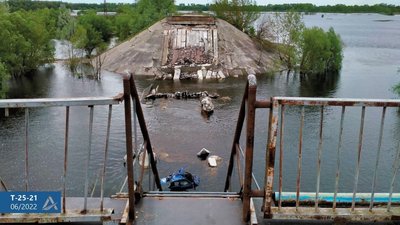 На Чернігівщині почали розбирати ще один міст через Десну На Чернігівщині почали розбирати ще один міст через Десну