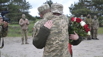 Військовий Тернопільської артбригади освідчився коханій на Рівненському полігоні Військовий Тернопільської артбригади освідчився коханій на Рівненському полігоні