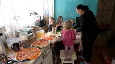 12 дітей у будинку на 50 квадратних метрів: як живе багатодітна родина на прикордонні Чернігівщини 12 дітей у будинку на 50 квадратних метрів: як живе багатодітна родина на прикордонні Чернігівщини