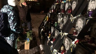 З Вифлеємським вогнем та різдвяними віночками. У Києві вшанували пам'ять Героїв Небесної Сотні З Вифлеємським вогнем та різдвяними віночками. У Києві вшанували пам'ять Героїв Небесної Сотні