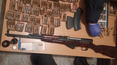 У Житомирі під час сварки чоловік стріляв зі зброї – поліція вилучила півтори тисячі патронів
