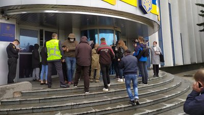 У Рівному під облрадою мітингують проти міністра Авакова У Рівному під облрадою мітингують проти міністра Авакова