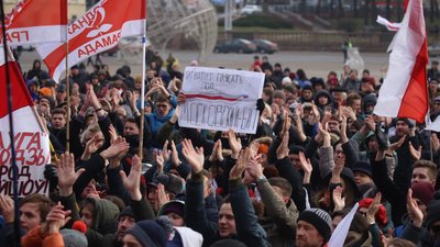 У центрі Мінська сотні людей протестують проти “інтеграції” з Росією У центрі Мінська сотні людей протестують проти “інтеграції” з Росією