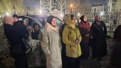 Близькі затриманих та активісти біля будівлі окупаційного Київського райсуду Сімферополя Близькі затриманих та активісти біля будівлі окупаційного Київського райсуду Сімферополя
