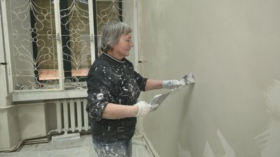 "Живопис, як мала дитина". Харківський художній музей ремонтують після ударів РФ по місту "Живопис, як мала дитина". Харківський художній музей ремонтують після ударів РФ по місту