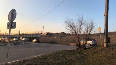 На міст через Сухий лиман пустили вантажівки – вони випробували споруду вагою На міст через Сухий лиман пустили вантажівки – вони випробували споруду вагою