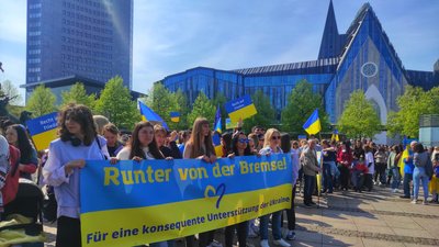 "Родичів в Росії в мене більше немає": харків'яни вийшли на підтримку України у Лейпцигу "Родичів в Росії в мене більше немає": харків'яни вийшли на підтримку України у Лейпцигу