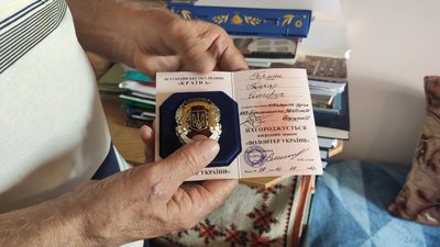 Олег Герман показує нагороду сина за волонтерську роботу Олег Герман показує нагороду сина за волонтерську роботу