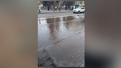 Аварія на водогоні – у Житомирі через порив труби затопило водою перехрестя Київської та Хлібної Аварія на водогоні – у Житомирі через порив труби затопило водою перехрестя Київської та Хлібної