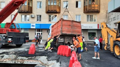 Вантажівку, яка в центрі Житомира провалилася під асфальт, витягнули з пролому Вантажівку, яка в центрі Житомира провалилася під асфальт, витягнули з пролому