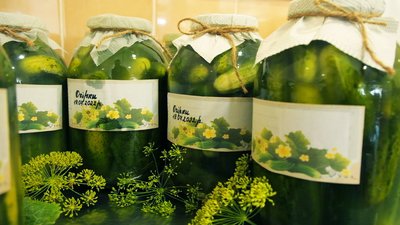Квасять овочі, морозять ягоди і сушать трави: як готуються до зими у школах та дитсадках на Вінниччині Квасять овочі, морозять ягоди і сушать трави: як готуються до зими у школах та дитсадках на Вінниччині