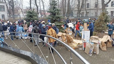 Черги біля координаційного центру у Дніпрі: дніпряни записуються у тероборону Черги біля координаційного центру у Дніпрі: дніпряни записуються у тероборону