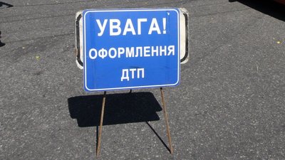 На Корюківщині мотоцикліст в’їхав в паркан: водій в лікарні, пасажирка загинула