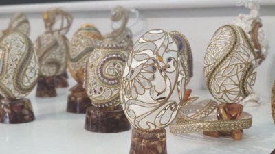 На Тернопільщині презентували роботи майстра різьби на яєчній шкарлупі