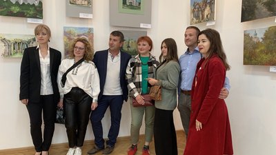 На Тернопільщині малювали пейзажі селища, щоб зібрати гроші для ЗСУ