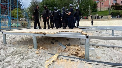 На пляжі "Золотий берег" в Одесі знову демонтували будівельні конструкції