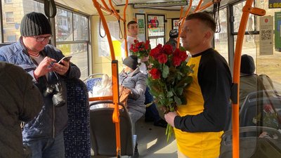 Квіти, музика та безкоштовний проїзд. В одеському транспорті привітали з Міжнародним жіночим днем Квіти, музика та безкоштовний проїзд. В одеському транспорті привітали з Міжнародним жіночим днем