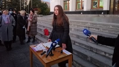 Тернопільську ОДА підсвітили помаранчевим кольором